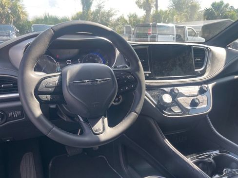Used 2025 Chrysler Pacifica Limited FWD image 14