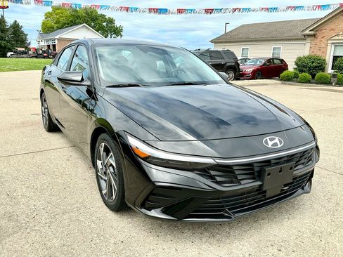 Used 2025 Hyundai Elantra SEL FWD image 3