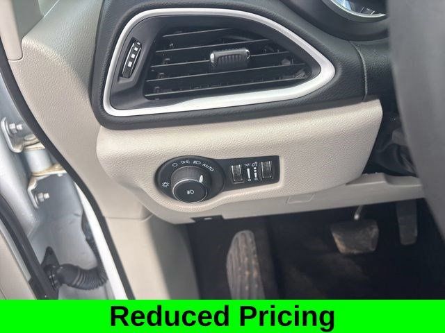 Used 2024 Chrysler Pacifica Touring-L FWD image 19