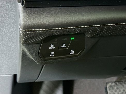 Used 2024 Volkswagen Atlas SE image 18