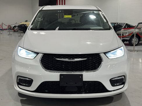 Used 2024 Chrysler Pacifica Touring-L image 14