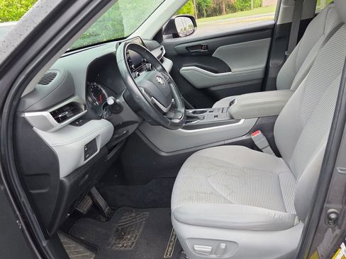 Used 2022 Toyota Highlander LE FWD image 3