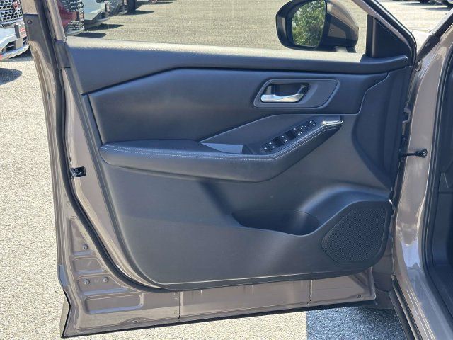 Used 2024 Nissan Rogue SV AWD/4WD image 15