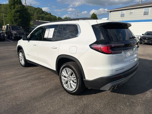 Used 2026 GMC Acadia Elevation w/ Elevation Premium Package FWD image 3