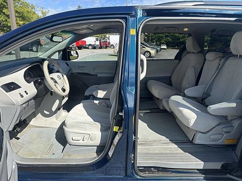 Used 2012 Toyota Sienna LE image 9