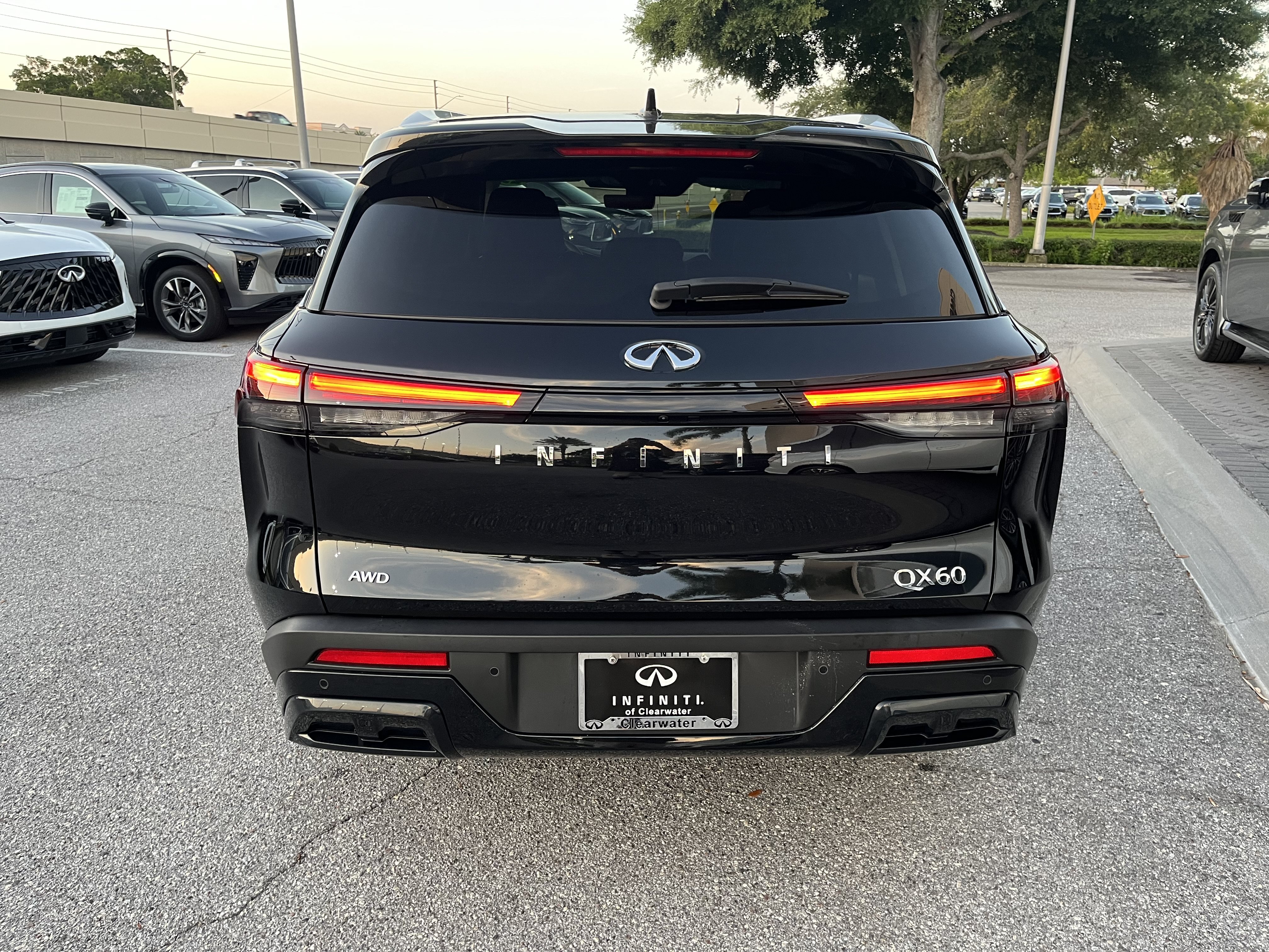 Certified 2025 INFINITI QX60 Luxe w/ Vision Package AWD/4WD image 8