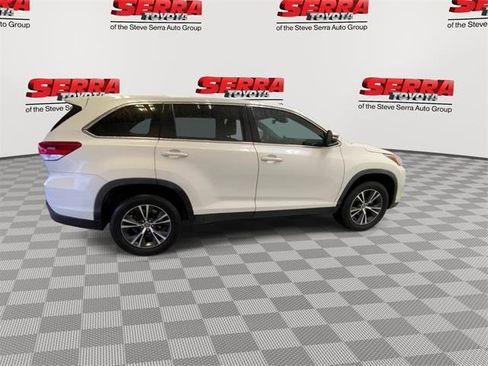 Used 2019 Toyota Highlander LE image 10