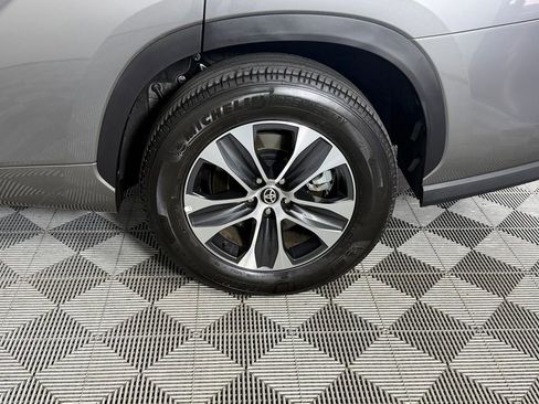 Used 2025 Toyota Highlander XLE FWD image 13