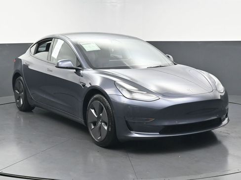 Used 2022 Tesla Model 3 Standard Range image 2