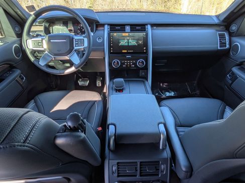 Used 2024 Land Rover Discovery Dynamic SE image 25