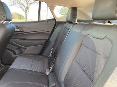 Used 2025 Chevrolet Trax LT w/ LT Convenience Package image 10