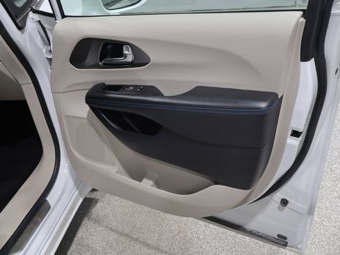 Used 2021 Chrysler Pacifica Touring-L w/ Uconnect Theater Family Group FWD image 25