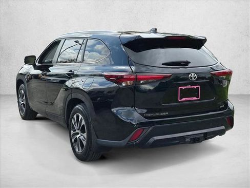 Used 2024 Toyota Highlander XLE FWD image 7