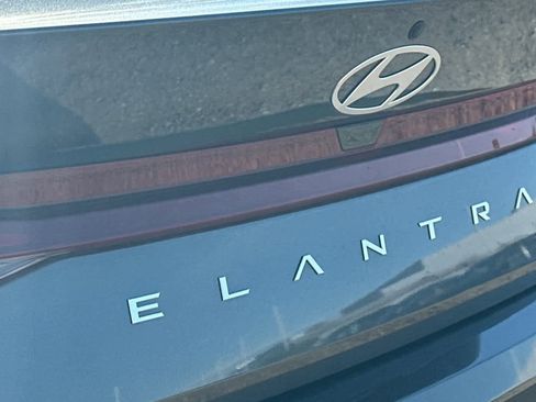 Used 2025 Hyundai Elantra SE image 15