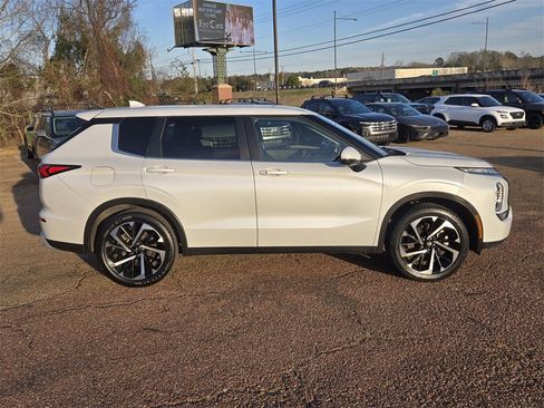 Used 2024 Mitsubishi Outlander SE image 25