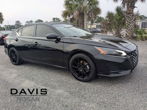 Used 2023 Nissan Altima 2.5 SR w/ SR Premium Package FWD image 1