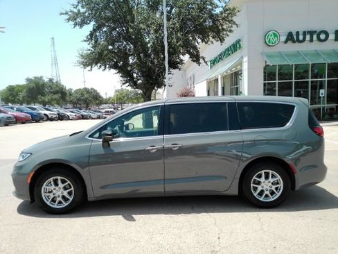 Used 2025 Chrysler Pacifica Select FWD image 10