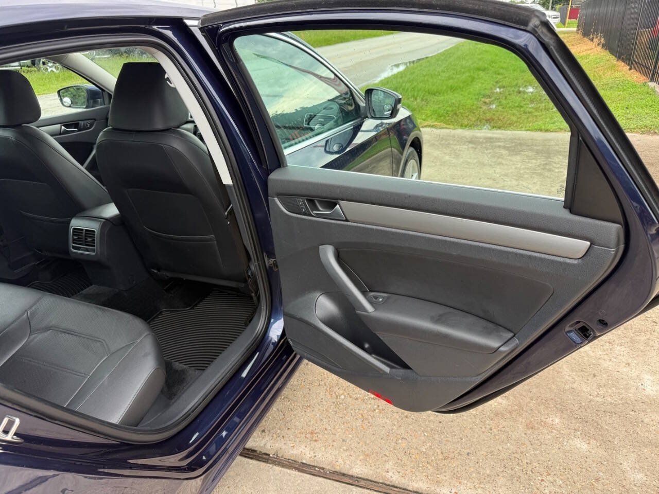 Used 2015 Volkswagen Passat TDI SE FWD image 25