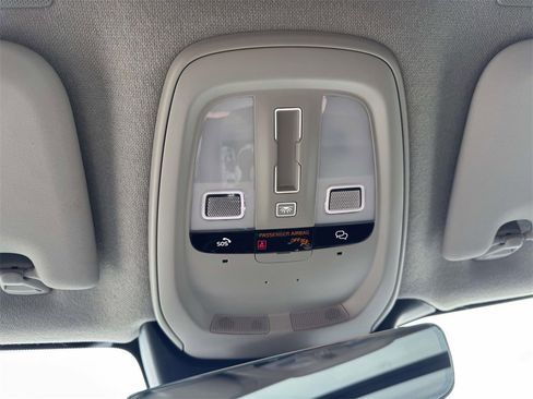 Used 2025 Volvo XC40 B5 Plus image 28