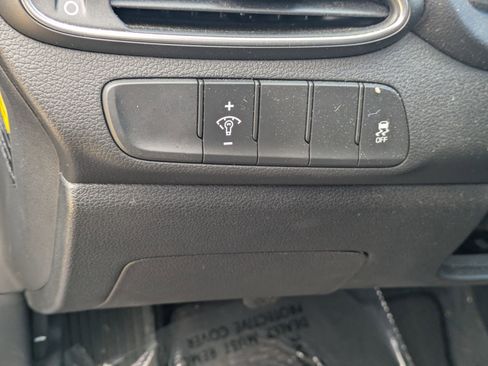 Used 2018 Hyundai Elantra GT image 13