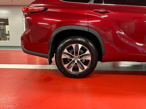 Used 2023 Toyota Highlander XLE AWD/4WD image 29