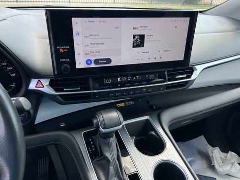 Used 2025 Toyota Sienna XLE FWD image 9