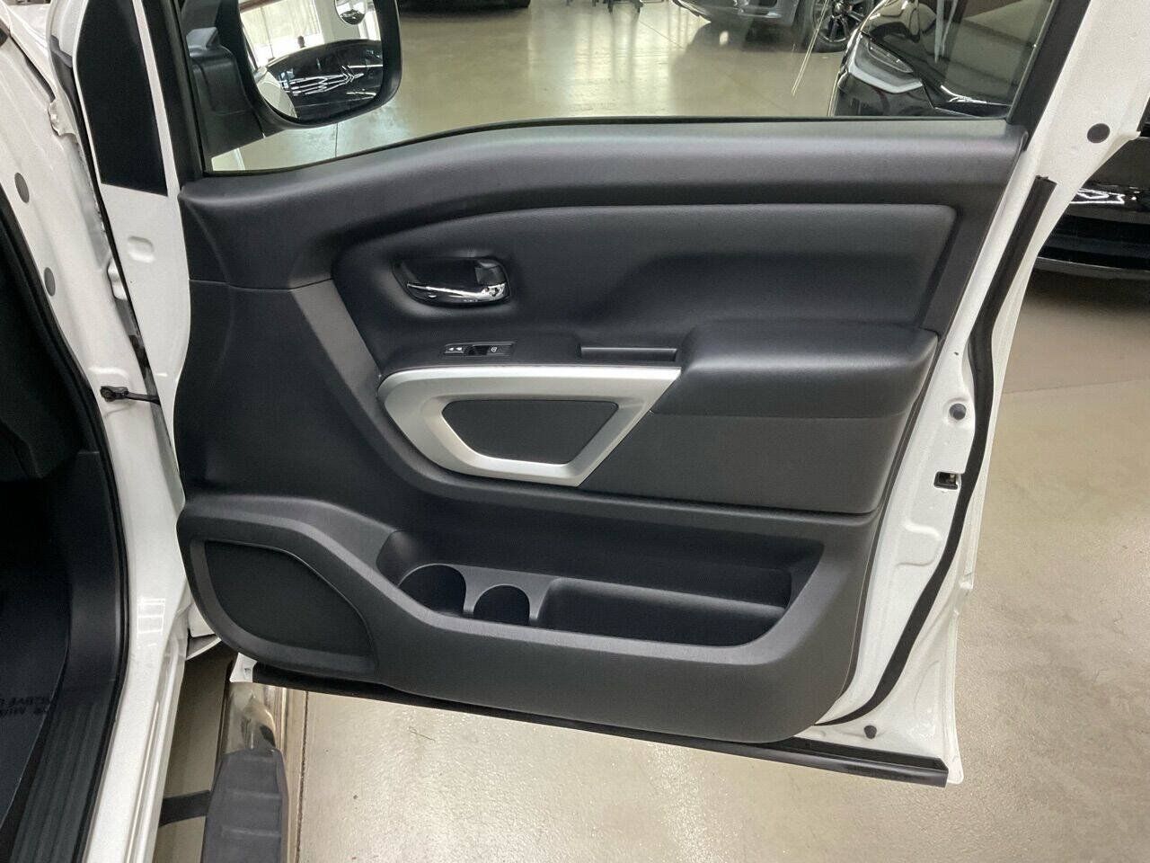 Used 2018 Nissan Titan SV AWD/4WD image 14