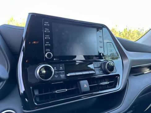 Used 2022 Toyota Highlander L image 12