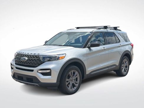 Used 2023 Ford Explorer XLT w/ Equipment Group 202A AWD/4WD image 4