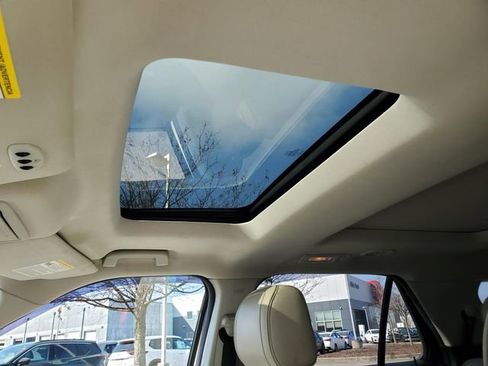 Used 2017 Ford Explorer Platinum image 23