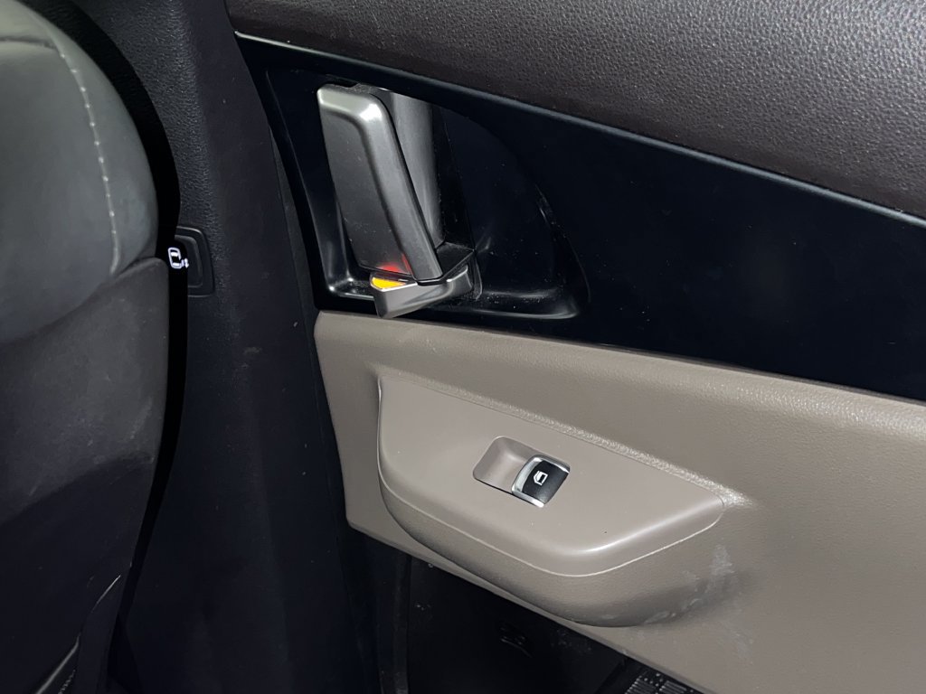 Used 2025 Kia Carnival FWD image 43