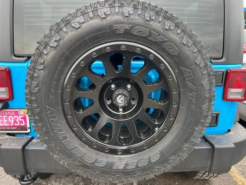 Used 2018 Jeep Wrangler Sport w/ Connectivity Group AWD/4WD image 13