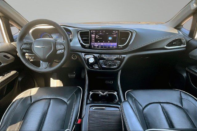Used 2025 Chrysler Pacifica Limited FWD image 7