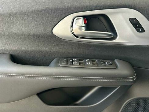 New 2025 Chrysler Pacifica Limited image 8