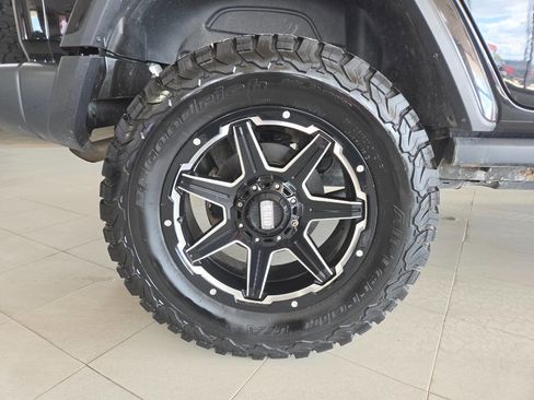 Used 2018 Jeep Wrangler Unlimited Sahara AWD/4WD image 10