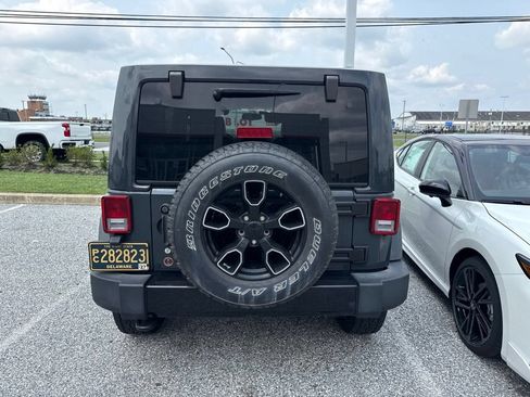 Used 2018 Jeep Wrangler Unlimited Sahara AWD/4WD image 6