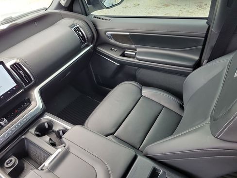 Used 2025 Ford Expedition Platinum w/ Stealth Performance Package image 21