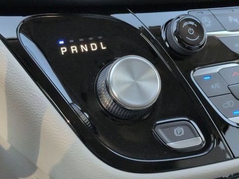 Used 2021 Chrysler Pacifica Touring-L FWD image 14