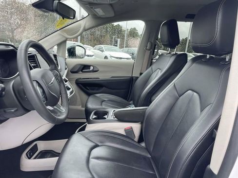 Used 2024 Chrysler Pacifica Touring-L image 2