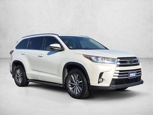 Used 2018 Toyota Highlander XLE AWD/4WD image 3