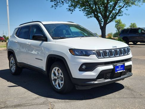 Used 2025 Jeep Compass Latitude AWD/4WD image 7