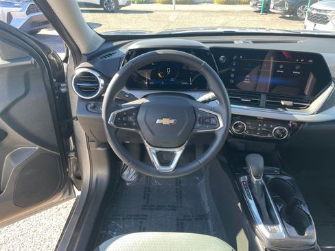 Used 2025 Chevrolet Trax LT w/ LT Convenience Package image 27