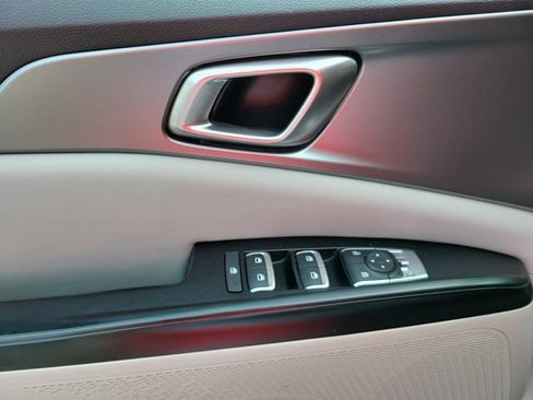 Used 2022 Kia Carnival LX FWD image 12