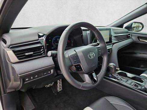 Used 2025 Toyota Camry SE w/ Convenience Package image 9