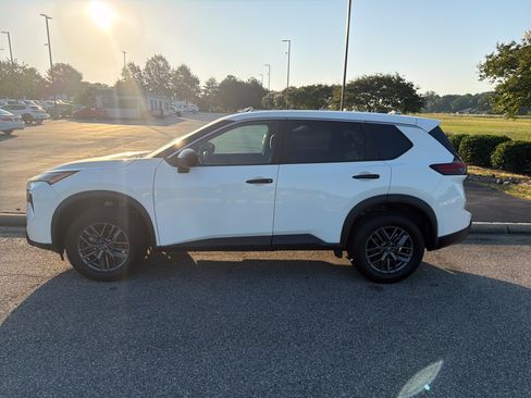 Used 2024 Nissan Rogue S FWD image 7