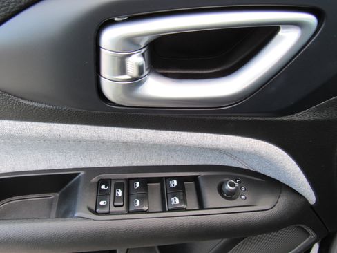 Used 2023 Jeep Compass Latitude image 14