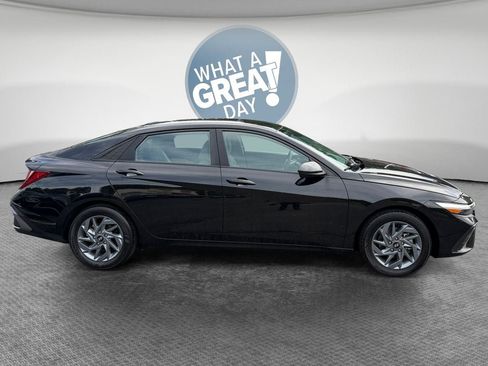 Used 2024 Hyundai Elantra SEL FWD image 2