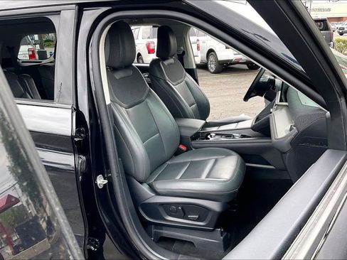 Used 2025 Ford Explorer Active w/ Active Comfort Package AWD/4WD image 6