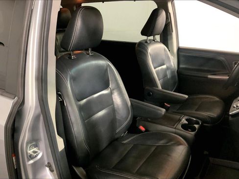 Used 2017 Toyota Sienna SE w/ SE Preferred Package FWD image 7
