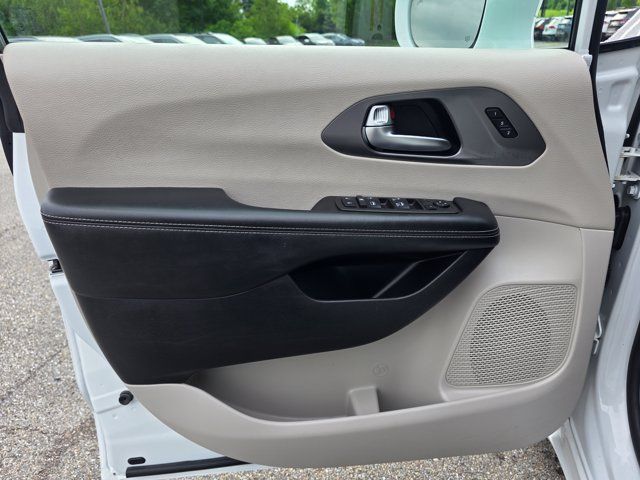 Used 2022 Chrysler Pacifica Touring-L FWD image 25